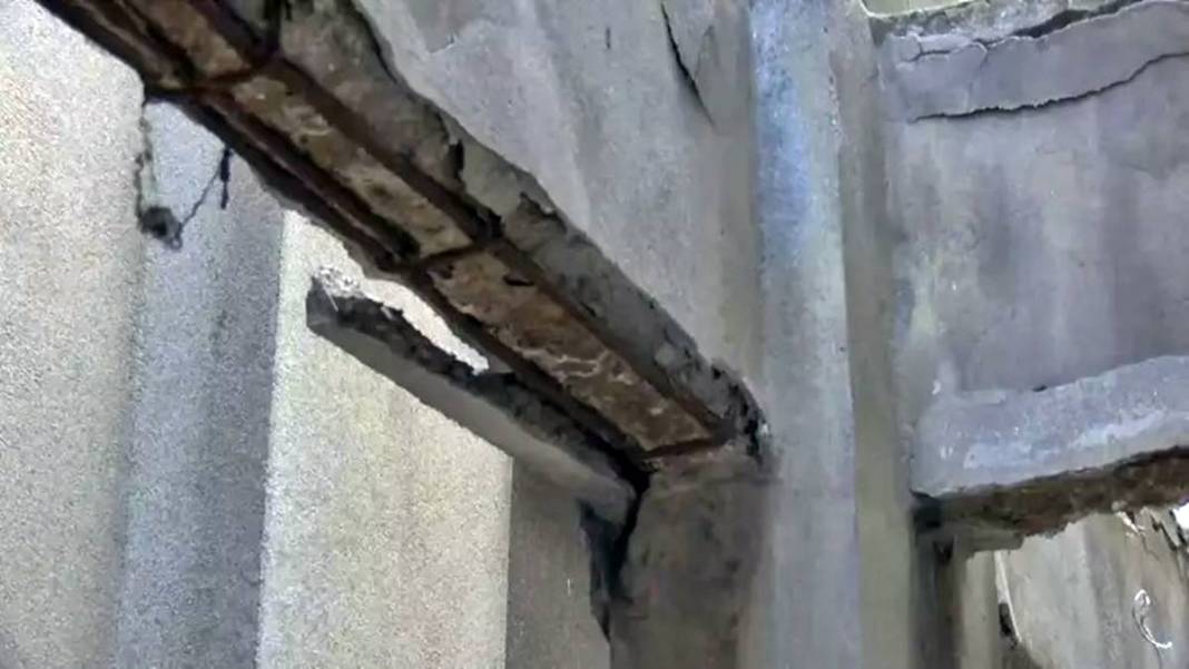 Dökülen binanın önünden geçmeye dahi korkarken istenen kira bedeli 'Pes' dedirtti! Resmen 60 yıllık 'tabutta' yaşıyorlar 6